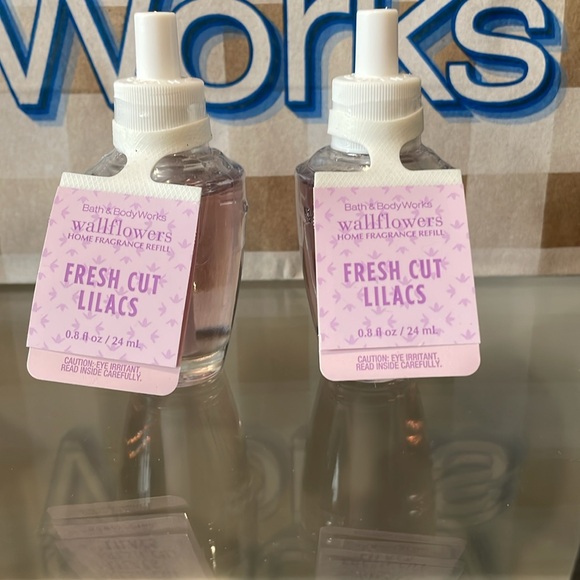 Bath & Body Works Wallflower Plugs in Fresh Cut Lilac Scent - Set of 2 - Picture 2 of 4